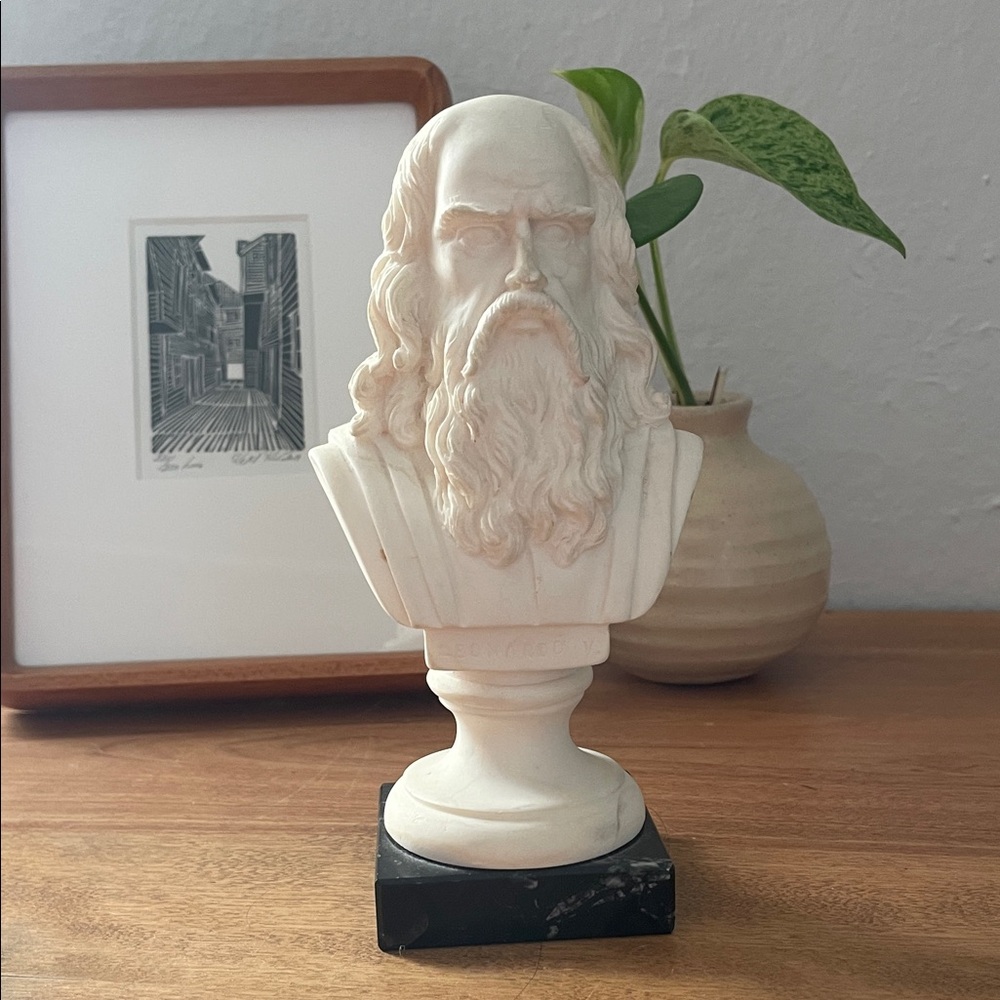 Classic G. Ruggeri Bust Sculpture of Leonardo V on Marble Base Made in Italy